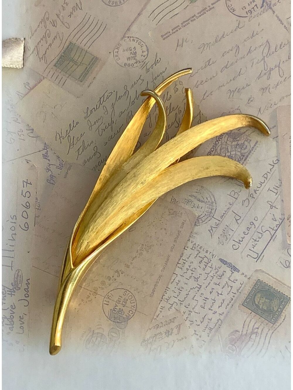 Vintage Brushed Gold Elegant Gold-Tone Leaf Brooch Pin Classic Floral Accessory